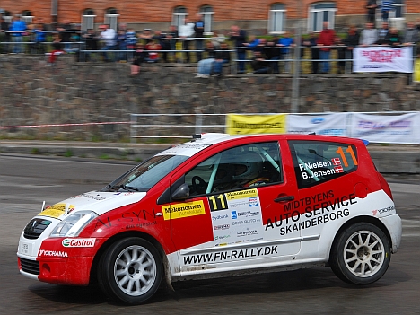 Frank Nielsen kører fredag aften i Fårvang ved det traditionsrige rallysprint